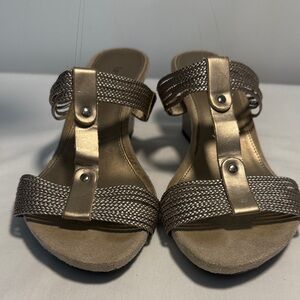 Chic Women's Sandals in Metallic Gold